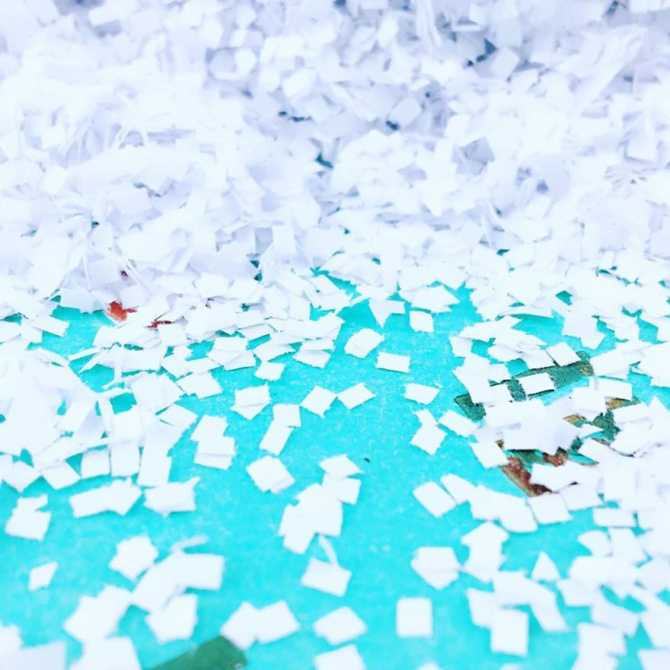 Конфетті - штучний сніг дрібний, білий, паперовий